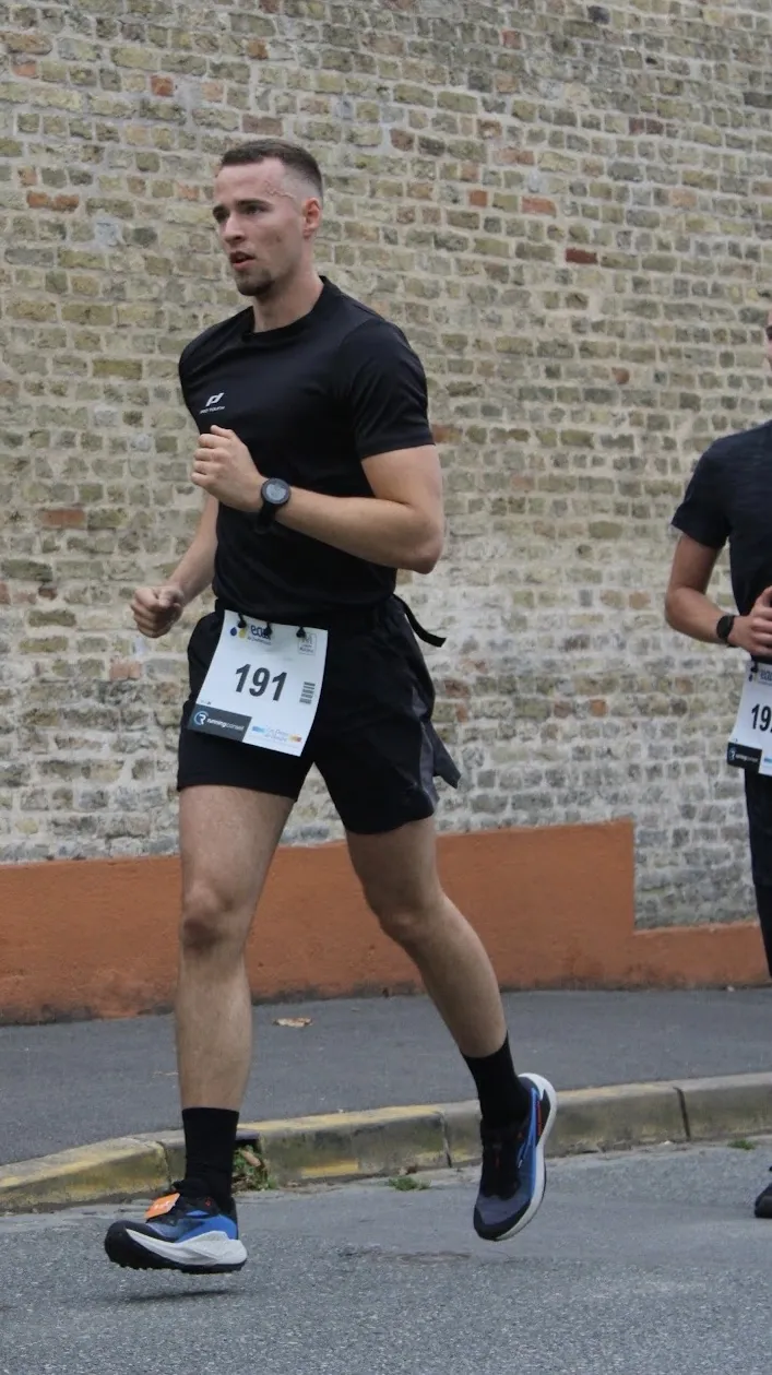Le coach COACHDIM en pleine course lors des 10 km de Bergues en 2025