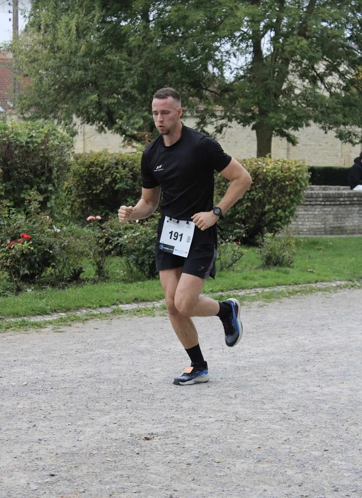 Le coach COACHDIM pendant les 10 km de la Course Rouge Flamande à Bergues en 2025
