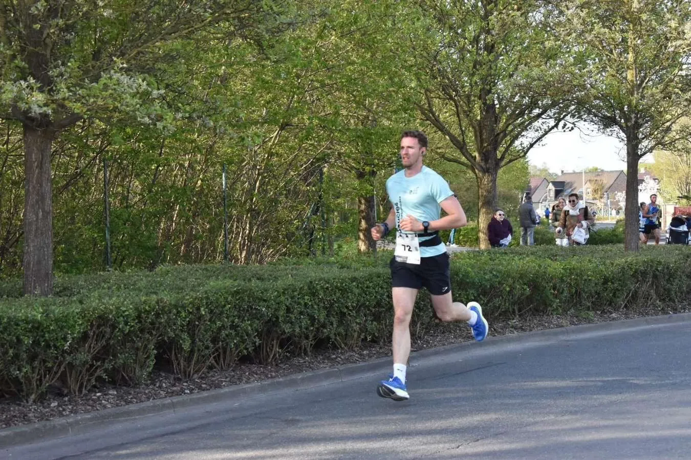Le coach en course sur route avec son dossard