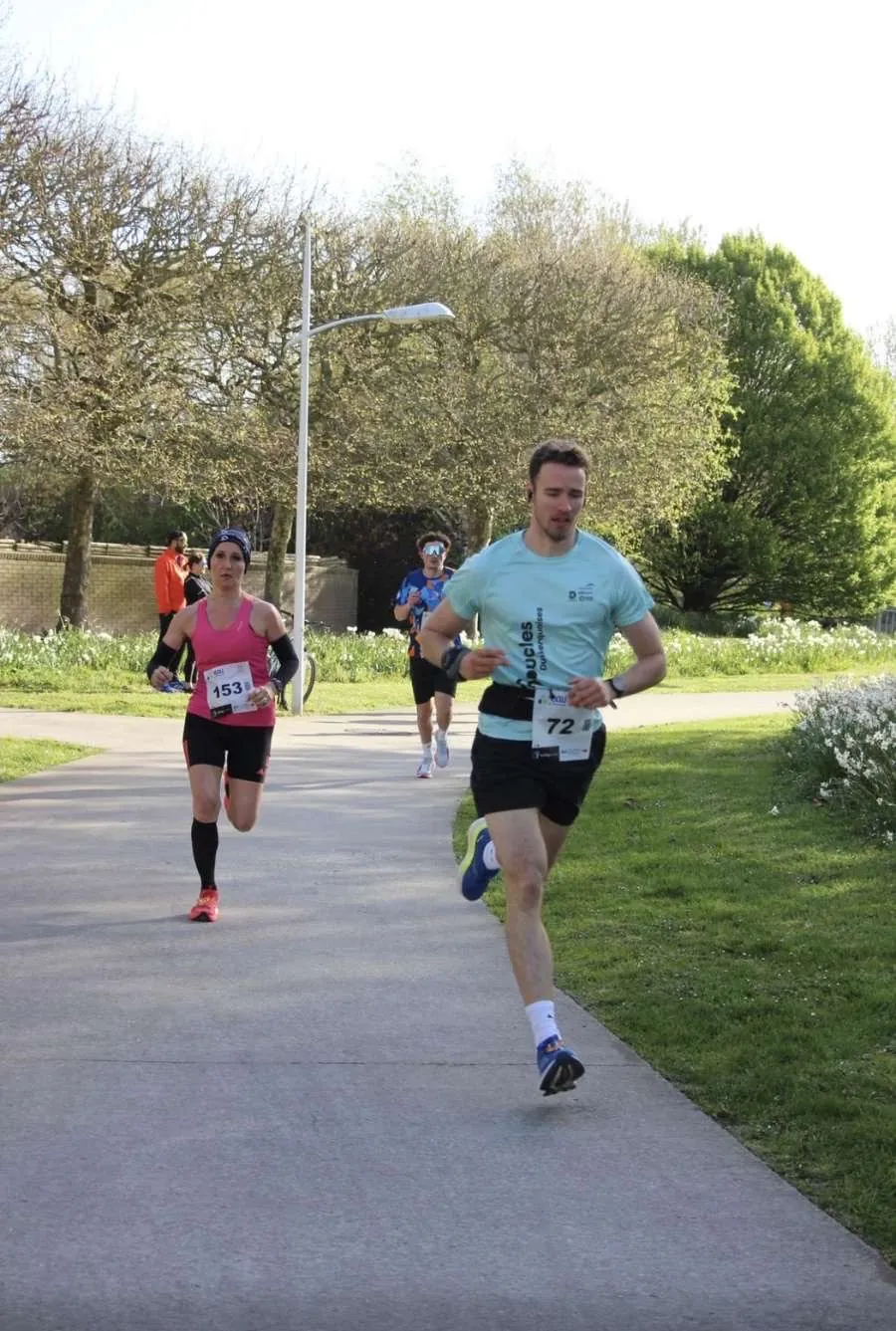 Le coach courant lors d'une course sur route