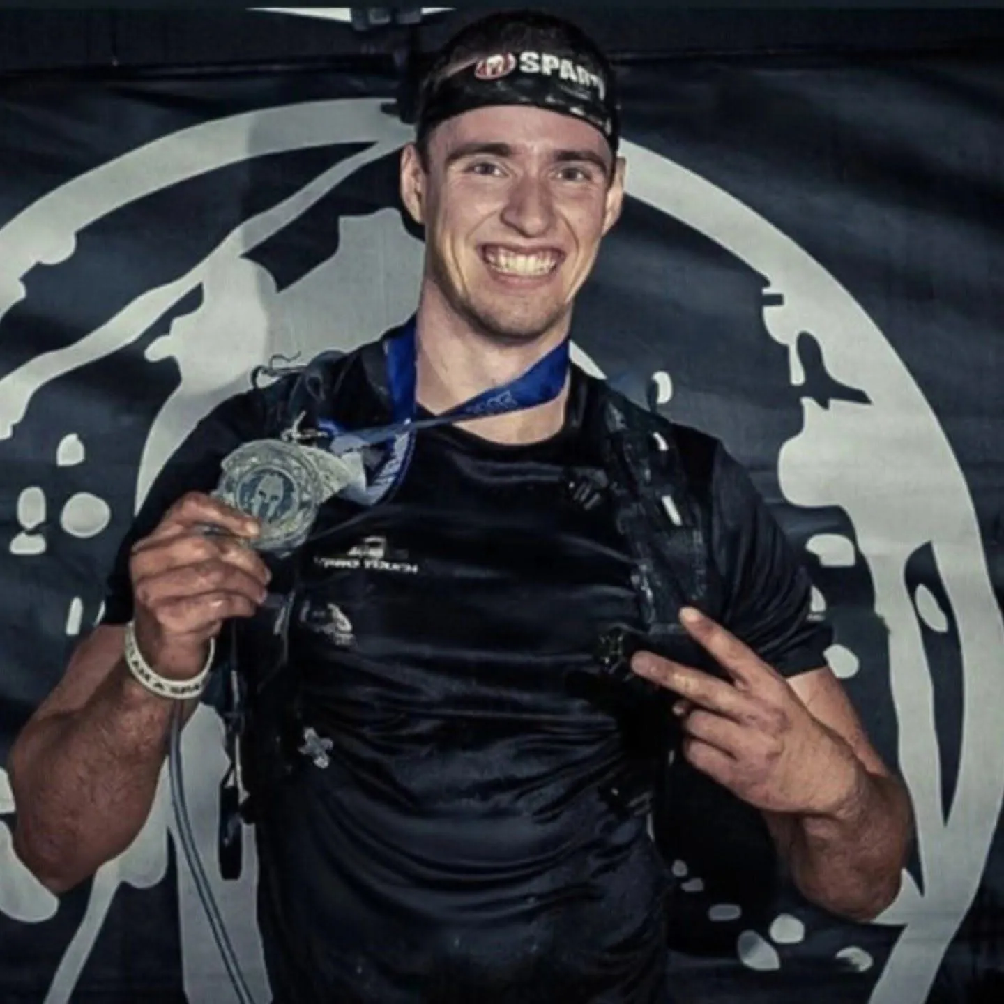 Portrait du coach COACHDIM souriant avec sa médaille de finisher Spartan Race