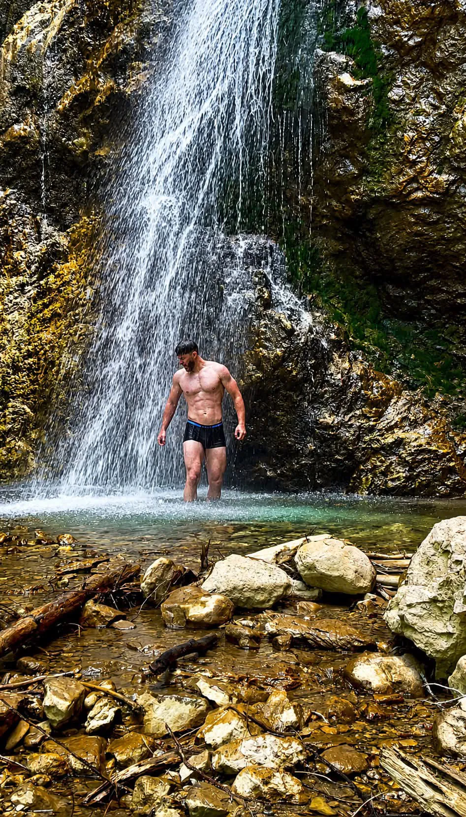Élève athlète de COACHDIM sous une cascade en pleine nature