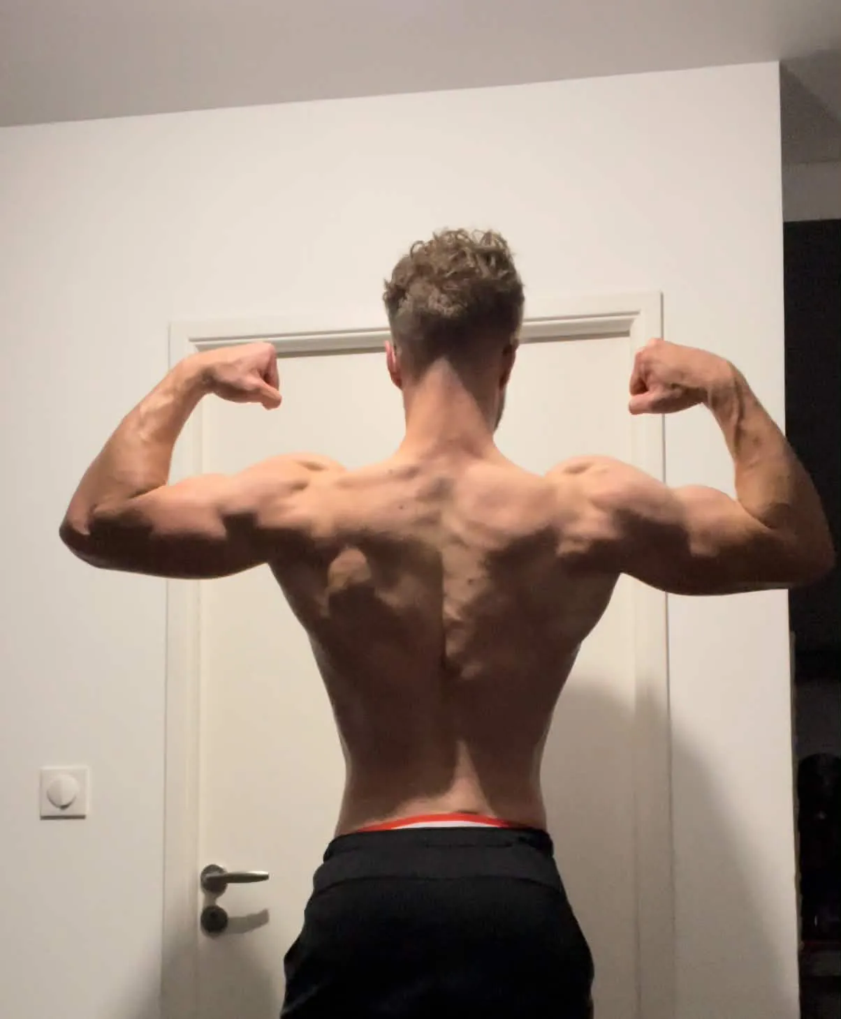 Élève athlète amateur suivi par COACHDIM, de dos en double biceps