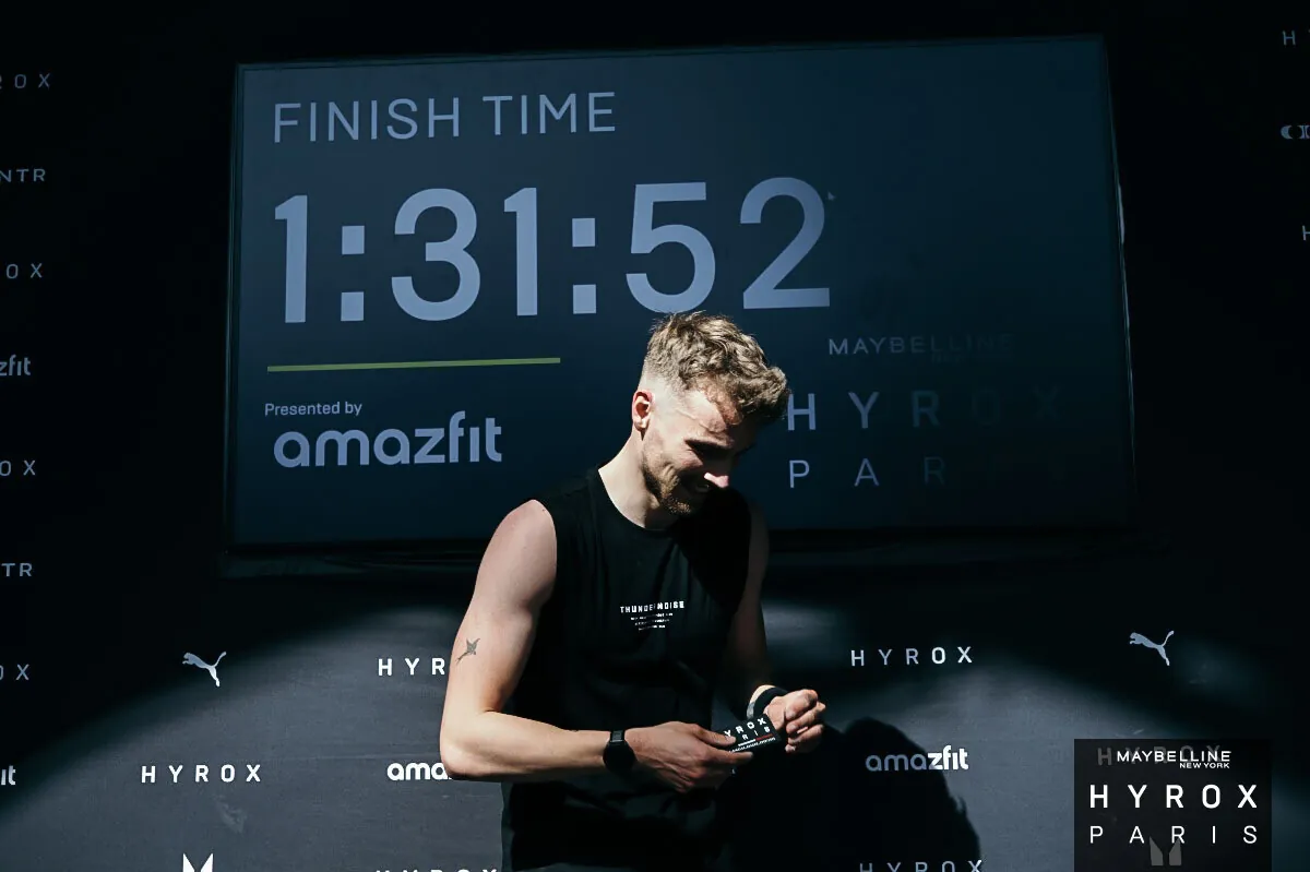 Jules, élève de COACHDIM, devant l'écran de son temps final 1:31:52 à l'HYROX Paris